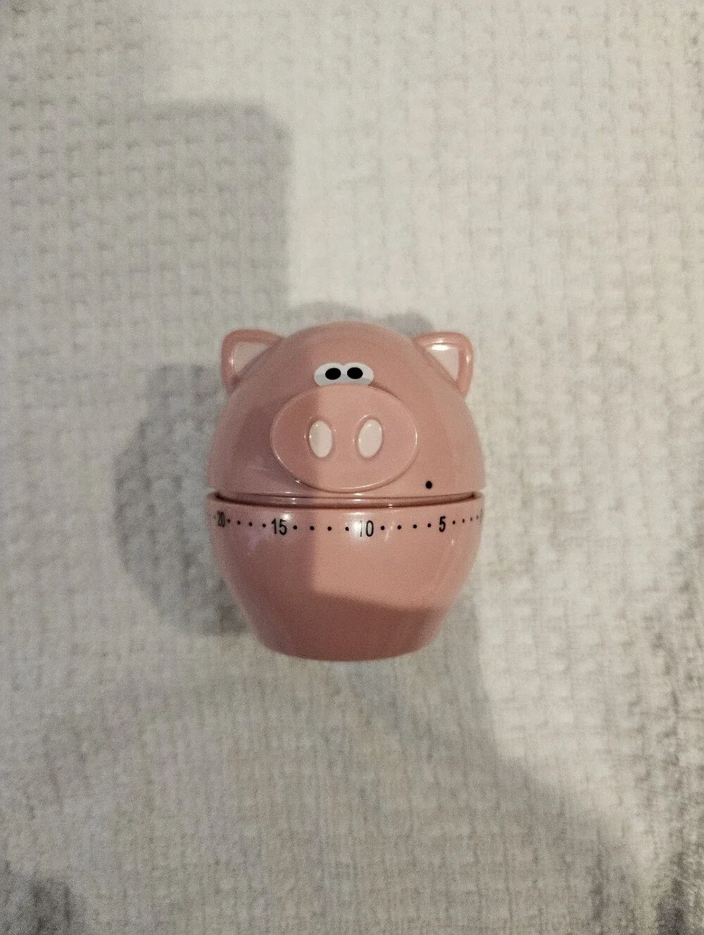 Jo!e pink pig tongs, timer, frosting spatula and very small spatula.